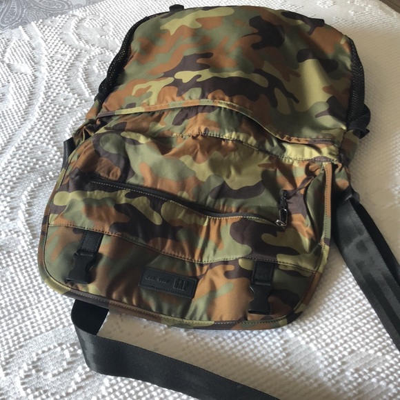 Gap shoulder or cross body sack in army green pattern. - Picture 3 of 3